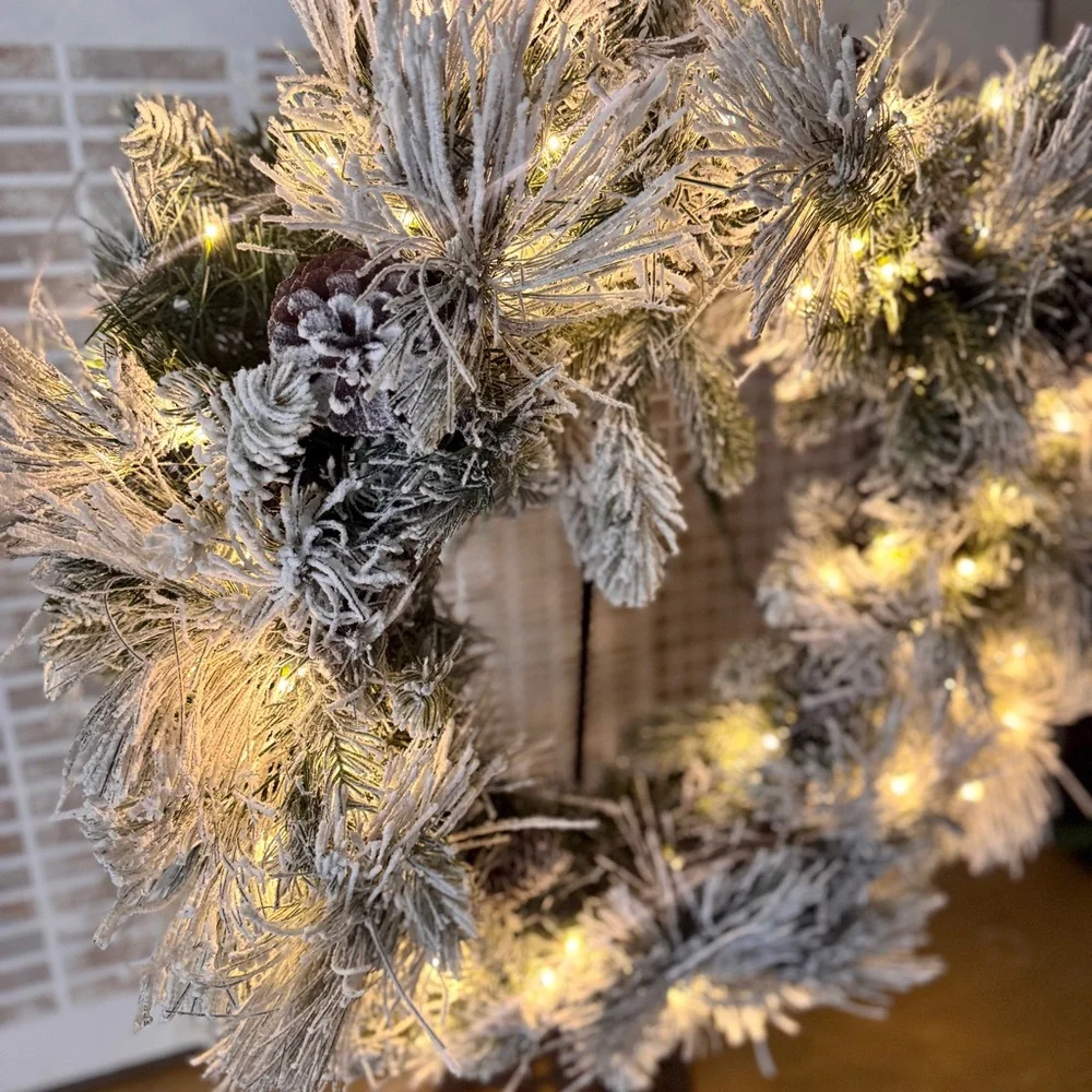 NWT Von Maur Frosted Holiday Wreath with Lights